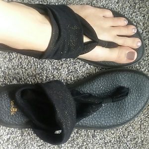 Sanuk Black yoga sling sandals